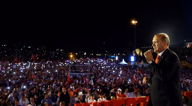 Tổng thống Thổ Nhĩ Kỳ Erdogan phát biểu trước đám đông. Ảnh: Reuters