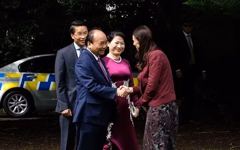 Thủ tướng New Zealand Jacinda Ardern đón Thủ tướng Nguyễn Xuân Phúc tại Auckland sáng 13/3. Ảnh: TTXVN