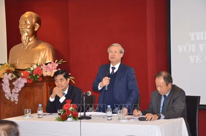 Đồng chí Trần Quốc Vượng, Thường trực Ban Bí thư gặp gỡ, trao đổi với cộng đồng và trí thức trẻ người Việt và gốc Việt đang sinh sống và làm việc tại Pháp. Ảnh: TTXVN