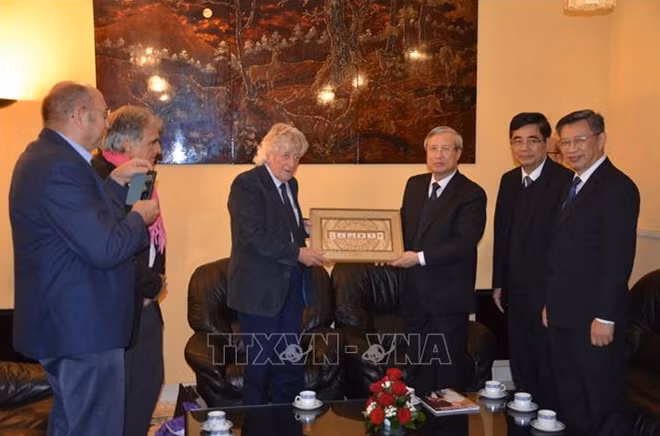 Đồng chí Trần Quốc Vượng, Thường trực Ban Bí thư tiếp và tặng quà lưu niệm Chủ tịch Hội hữu nghị Pháp-Việt Gérard Daviot. Ảnh: TTXVN