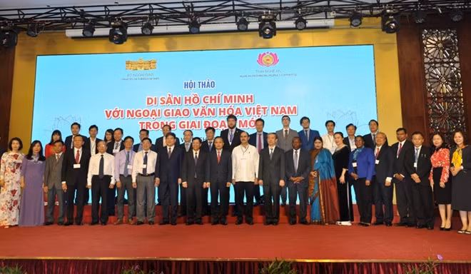Các đại biểu chụp ảnh lưu niệm tại hội thảo.