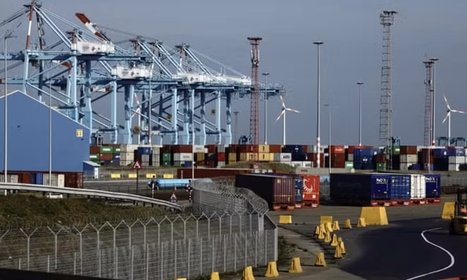 Các container chứa hàng đặt tại cảng Zeebrugge, Bỉ. Ảnh: AP.