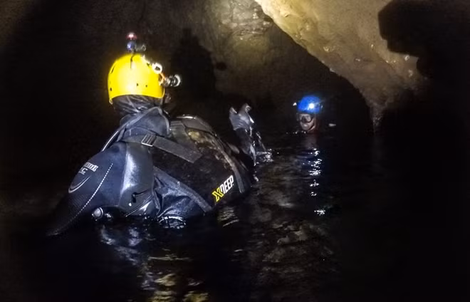 Hang tối và nước lạnh cùng địa hình hiểm trở làm cản trở quá trình cứu hộ. Ảnh: Reuters