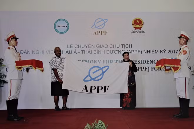 Bức ảnh ghi lại khoảnh khắc Phó Chủ tịch Quốc hội Tòng Thị Phóng tiếp nhận chức Chủ tịch Diễn đàn Nghị viện Châu Á - Thái Bình Dương từ đại diện Chủ tịch Quốc hội Fiji ngày 12-5-2017.