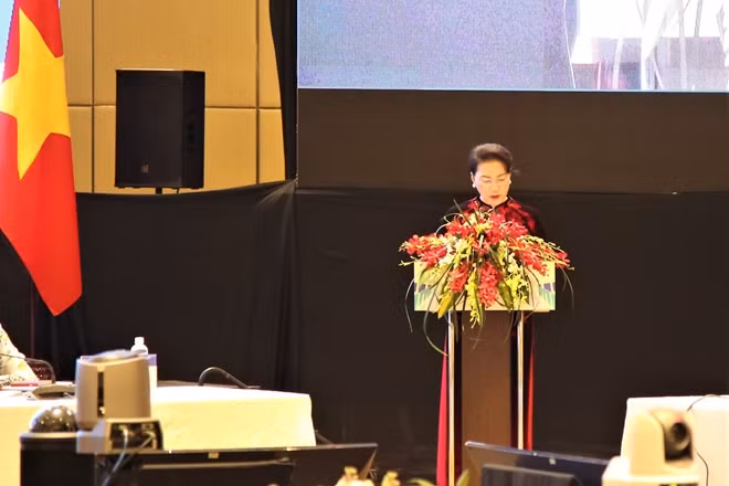 Chủ tịch Quốc hội Nguyễn Thi Kim Ngân phát biểu khai mạc phiên họp.