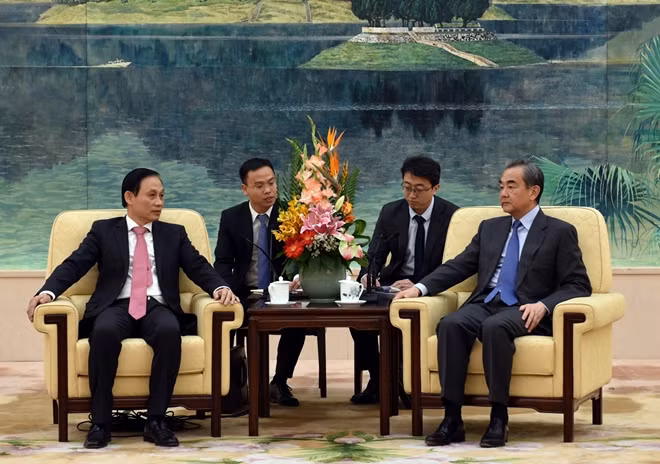 Thứ trưởng Bộ Ngoại giao Việt Nam Lê Hoài Trung gặp Bộ trưởng Ngoại giao Trung Quốc Vương Nghị. Ảnh: MOFA