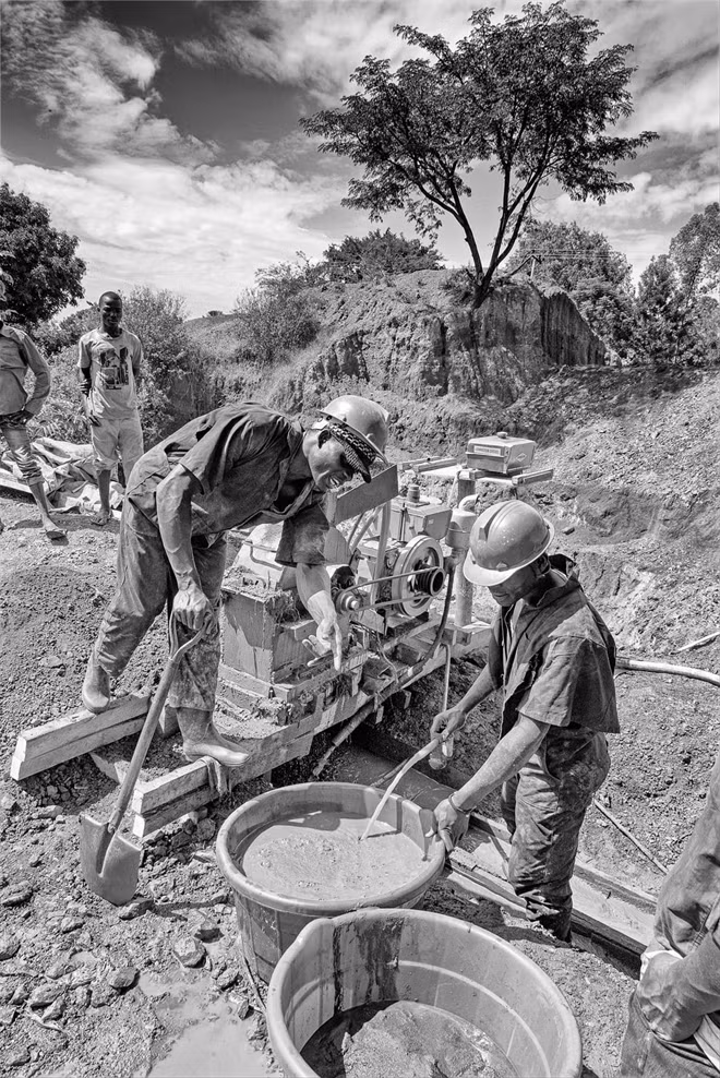 Một chiếc máy lọc rửa đang được đưa vào sử dụng tại mỏ vàng Tiira.