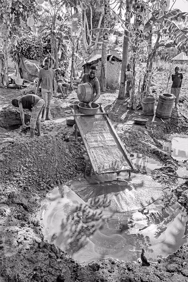 Nguồn nước ô nhiễm, nguy cơ nhiễm độc cao là những gì mà các thợ mỏ bất kể lứa tuổi tại Busia United có nguy cơ đối mặt.