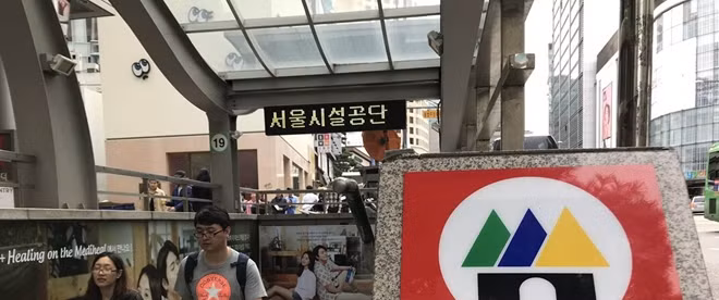 Một biểu tượng hầm trú xuất hiện tại ga tàu điện ngầm ở Seoul. Ảnh: NBC