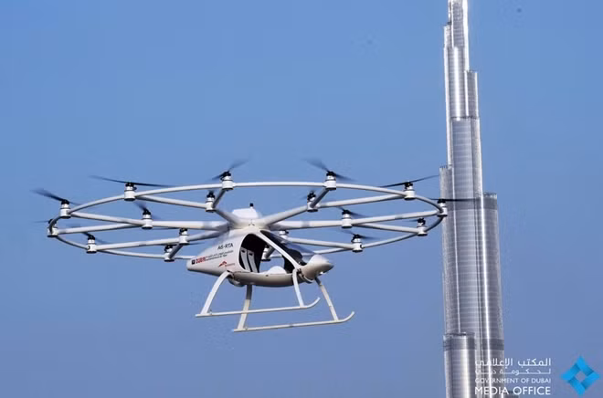 Chiếc taxi Volocopter 2X được thử nghiệm ngày hôm qua tại khu vực gần công viên Jumeirah Beach. Ảnh: Dubai Media Office