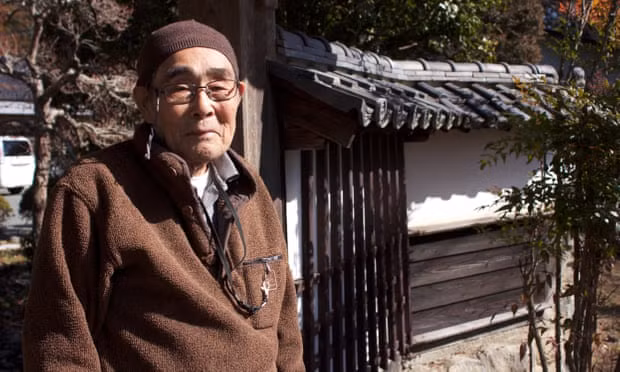 Ông Seimei Sasaki bên ngoài ngôi nhà của gia đình mình.