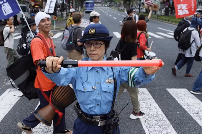 Cảnh sát Nhật Bản đảm bảo an toàn trên các tuyến phố tại Osaka trước thềm hội nghị. Ảnh: Bloomberg