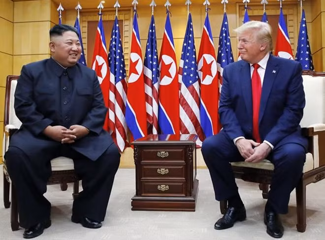 Tổng thống Mỹ Donald Trump và nhà lãnh đạo Triều Tiên Kim Jong-un trong cuộc gặp tại Khu phi quân sự (DMZ) hôm 30-6 vừa qua. Ảnh: Yonhap
