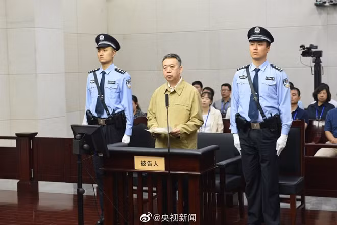 Ông Mạnh Hoành Vĩ đọc lời thú tội tại phiên tòa. Ảnh: Weibo