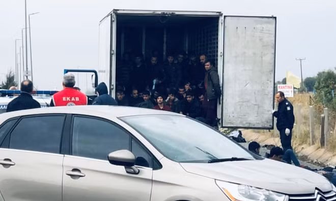 Chiếc xe container đông lạnh vào thời điểm bị phát hiện. Ảnh: Reuters