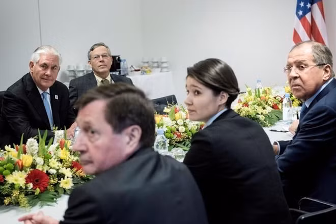 Ngoại trưởng Mỹ Rex Tillerson và Ngoại trưởng Nga Sergei Lavrov cùng có mặt tại Trung tâm Hội nghị Thế giới ở Bonn, Đức vào 16-2-2017. Ảnh: REUTERS