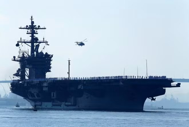 Tàu sân bay USS Carl Vinson, một tàu sân bay hạng Nimitz, khởi hành tại San Diego, California vào 22-8-2014. Ảnh: REUTERS / Mike Blake / File Photo