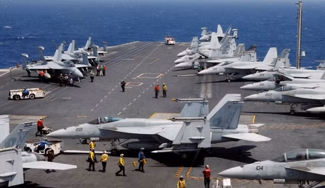 Nhân viên Hải quân Mỹ chuẩn bị một máy bay chiến đấu F18 trên boong tàu USS Carl Vinson trong một cuộc diễn tập thường lệ ở Biển Đông, 3-3-2017. Ảnh: REUTERS / Erik De Castro / File Photo