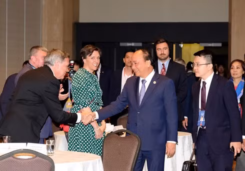 Thủ tướng giao lưu với các doanh nghiệp Canada tại Tọa đàm. Ảnh: VGP/Quang HIếu