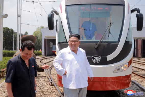 Nhà lãnh đạo Triều Tiên Kim Jong-un đến thăm một cơ sở sản xuất xe tại Bình Nhưỡng. Ảnh: KCNA