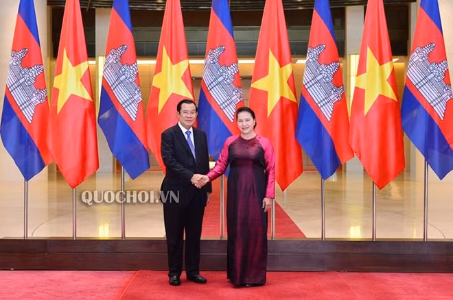 Chủ tịch Quốc hội Nguyễn Thị Kim Ngân và Thủ tướng Campuchia Samdech Techo Hun Sen chụp ảnh chung. Ảnh: Quochoi.vn