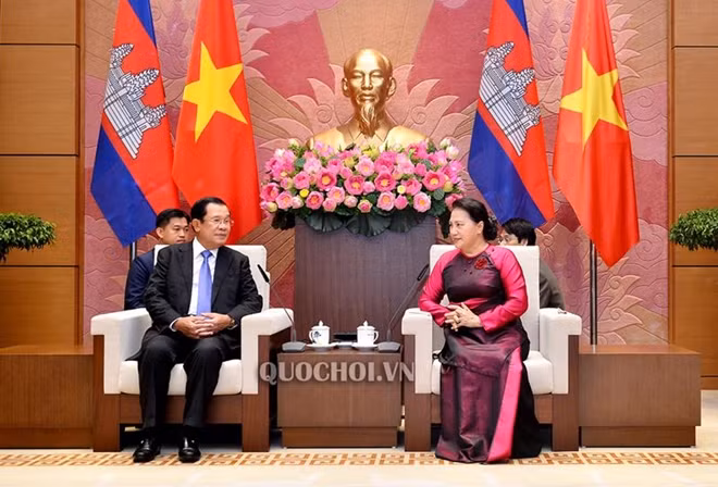 Chủ tịch Quốc hội Nguyễn Thị Kim Ngân hội kiến Thủ tướng Vương quốc Campuchia Samdech Techo Hun Sen. Ảnh: Quochoi.vn