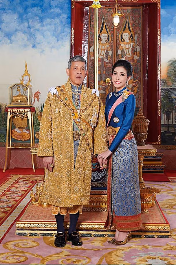 Một bức ảnh hiếm giữa Quốc vương và Hoàng quý phi. Bà Wongvajirapakdi là người phụ nữ đầu tiên trong gần 100 năm qua được phong vị Hoàng quý phi ở Thái Lan.