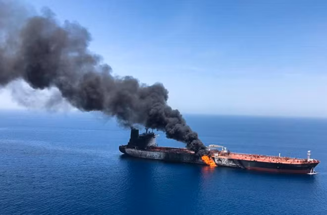 Hình ảnh tàu chở dầu bị tấn công trên Vịnh Oman. Ảnh: Reuters