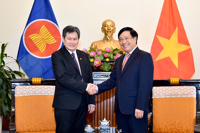 Phó Thủ tướng, Bộ trưởng Ngoại giao Phạm Bình Minh và Tổng Thư ký ASEAN Lim Jock Hoi chụp ảnh chung. Ảnh: Tuấn Anh