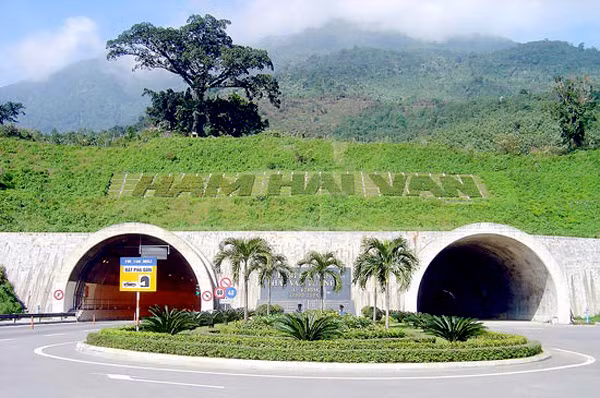 Công trình hầm đường bộ Hải Vân. Ảnh: BDT