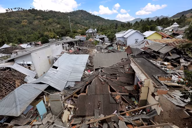 Lombok hoang tàn sau 3 trận động đất liên tiếp. Ảnh: Reuters