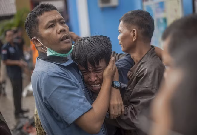 Người dân địa phương đau xót khi biết tin người thân của mình đã tử nạn sau thảm họa kinh hoàng. Ảnh: AP