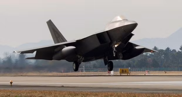 Một chiếc máy bay chiến đấu F-22 Raptor của Không quân Mỹ đang hạ cánh xuống căn cứ không quân ở Gwangju. Hàn quốc. Ảnh: US Air Force via Getty Một chiếc máy bay chiến đấu F-22 Raptor của Không quân Mỹ đang hạ cánh xuống căn cứ không quân ở Gwangju. Hàn quốc. Ảnh: US Air Force via Getty