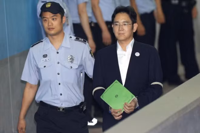Phó chủ tịch Samsung Electronics Lee Jae-yong xuất hiện trong phiên điều trần hôm 7-8. Ảnh: Reuters