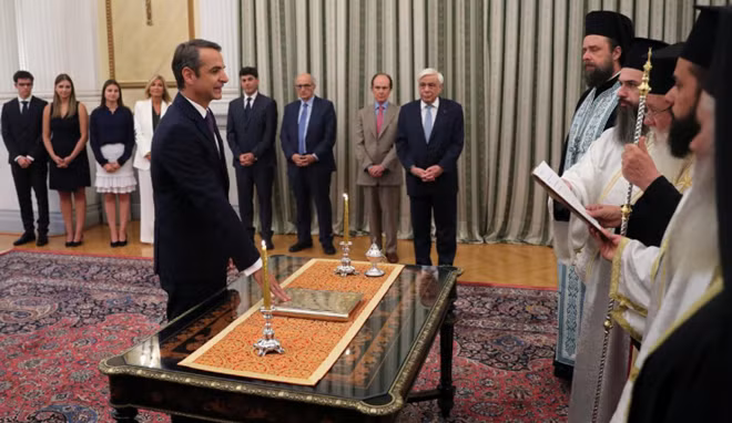 Tân Thủ tướng Hy Lạp Kyriakos Mitsotakis tuyên thệ nhậm chức. Ảnh: Reuters
