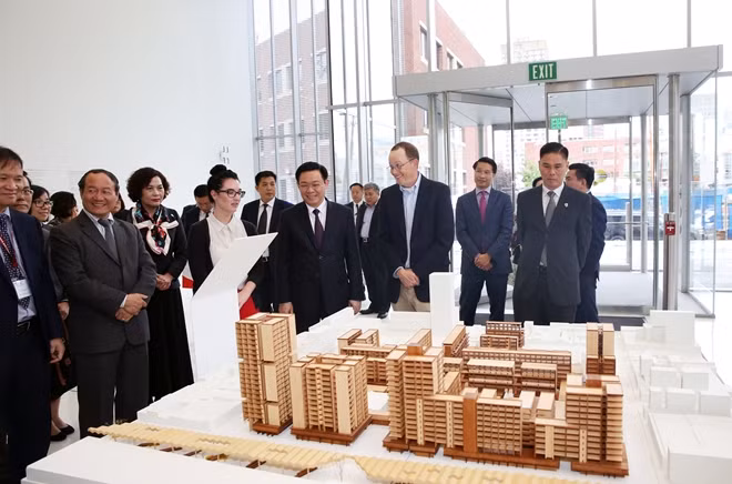 Phó Thủ tướng Vương Đình Huệ đến thăm Trung tâm Sáng tạo - Viện Công nghệ Massachusetts (MIT). Ảnh: MOFA