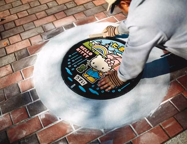 Tại Tama, khu vực nằm ở phía tây của Tokyo - địa điểm nổi tiếng với hình ảnh chú mèo Hello Kitty, người dân địa phương thậm chí đã đưa biểu tượng đáng yêu vào trong những thiết kế trên nắp cống để thu hút khách du lịch. "Chúng tôi sẽ rất vui nếu như các du khách đến tham quan thị trấn và dành thời gian tìm kiếm những chiếc nắp có hình Hello Kitty", ông Mikio Narashima, người phụ trách hệ thống nước thải thành phố Tama cho biết.