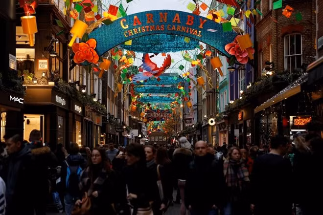 Con phố Carnaby tại trung tâm London khoác lên mình màu áo mới nhiều màu sắc, mang đúng tinh thần "lễ hội Carnaval" của mùa giáng sinh năm nay tại Anh Quốc.