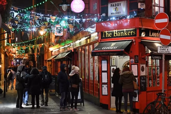 Bên những ánh đèn nhỏ đã được thắp sáng trên những con phố của Dublin, Ireland là những top người tập trung cùng nhau chúc mừng một mùa Giáng sinh an lành.