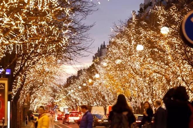 Thủ đô Paris hoa lệ nhuộm mình trong ánh vàng sáng trọng và ấm áp của mùa Giáng sinh. Những ngày này, mọi con phố tại Pháp đều được trang hoàng rực rỡ tựa như xứ sở thần tiên.