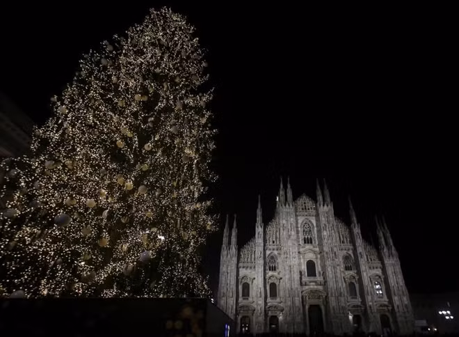 Cây thông phía trước quảng trường Duomo, Milan, Ý đã được trang hoàng và đang chờ đợi đến khoảnh khắc Giáng sinh đầy ý nghĩa.