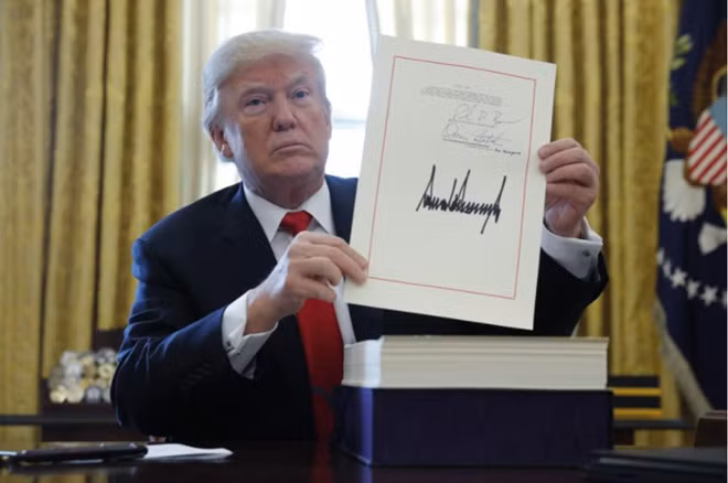 Tổng thống Mỹ Donald Trump ngày 22-12 (giờ địa phương) đã ký ban hành luật cải cách thuế trị giá 1.500 tỷ USD. Ảnh: Reuters