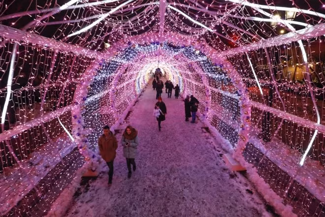 Người dân Nga trải nghiệm con đường ánh sáng giữa lòng Moscow.