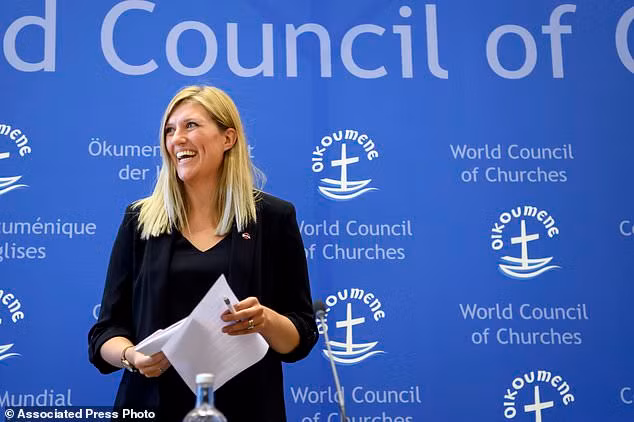 Beatrice Fihn, Giám đốc điều hành ICAN phát biểu tại cuộc họp báo sau khi giải Nobel Hòa bình 2017 được công bố. Ảnh: AP