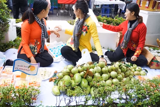 Liên hoan ẩm thực năm nay còn có sự tham gia của các gian hàng đến từ nhiều tỉnh thành trên cả nước, góp phần giới thiệu và quảng bá sâu rộng đặc sản địa phương Việt Nam đến người dân thủ đô cũng như đến với bạn bè quốc tế.
