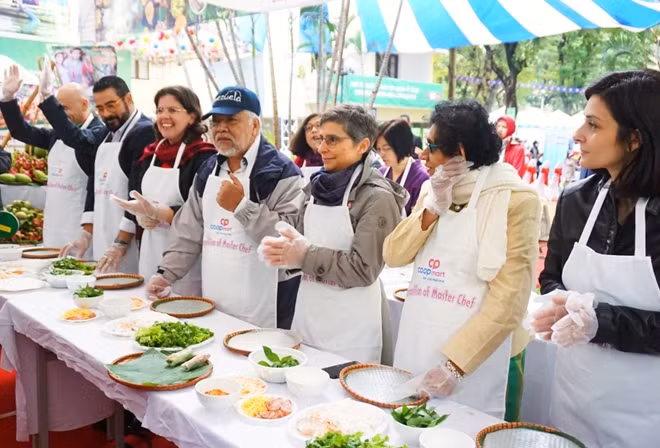 Ngay từ sáng sớm, các Đại sứ đã cùng tham gia thi tài trong cuộc thi "Master Chef of South" do gian hàng Nam Bộ tổ chức, trải nghiệm cách làm nem cuốn miền Nam. ''Master Chef'' thu nhỏ đã thu hút sự quan tâm tham gia của nhiều Đại sứ các nước tại Việt Nam và sự theo dõi, cổ vũ của các thực khách và khán giả đến tham dự liên hoan ẩm thực.