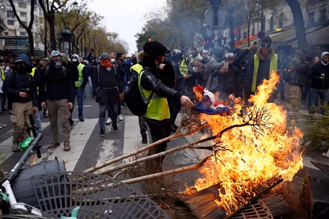 Những ngọn lửa giận dữ bao trùm lấy thủ đô Paris. Ảnh: Getty