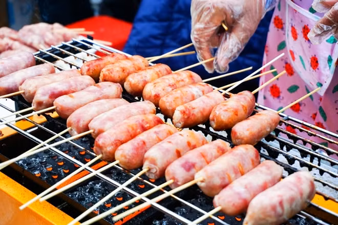 Món lạp xưởng tươi thu hút sự chú ý của nhiều du khách bởi màu sắc bắt mắt và hương vị thơm ngon.