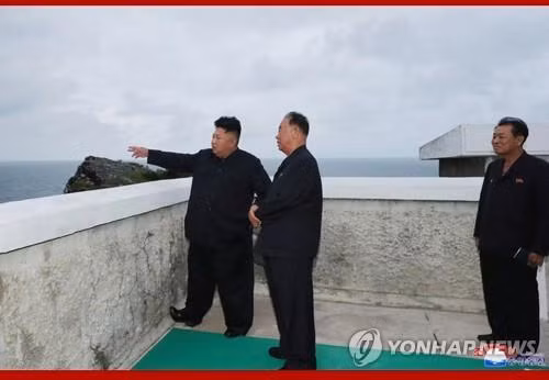 Nhà lãnh đạo Triều Tiên Kim Jong-un giám sát vụ thử nghiệm vũ khí. Ảnh: KCNA via Yonhap