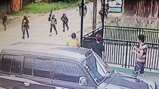 Trước đó, ít nhất 15 tay súng Hồi giáo cực đoan Maute có liên hệ với IS đã tấn công thành phố Marawi thuộc miền nam Philipines hôm 23-5 và chiếm đóng bệnh viện cùng nhiều tòa nhà. Thị trưởng Marawi, ông Majul Gandamra hôm 25-5 (giờ địa phương) cho biết một số phần tử phiến quân hiện vẫn đang ẩn náu trong các tòa nhà song quân đội Chính phủ đã cô lập được phiến quân ở Marawi, nhưng hiện không diễn ra các cuộc đấu súng giữa hai bên. Ảnh: Twitter